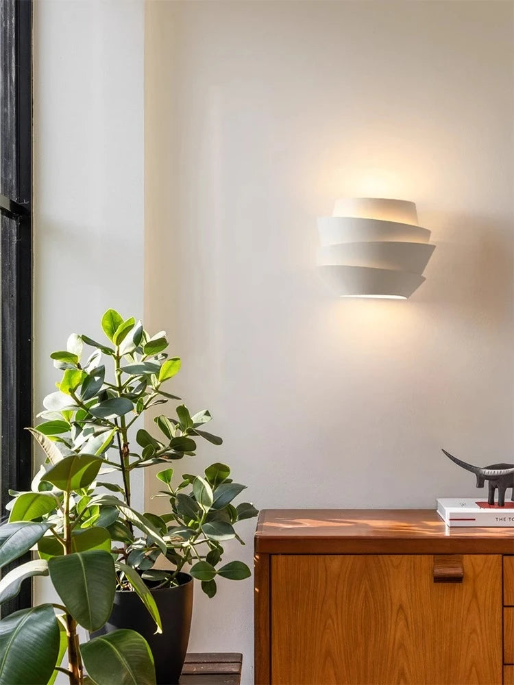Designer Atmosphere Iron Art Decorative Wall Lamp LED G9 Creative White Wall Mounted Bedroom Bedside Living Room Study Studio